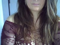 Een vrijgezelle spannende milf die van avontuurtjes en fantasietjes houdt. Om te delen of om de jouwe te horen.