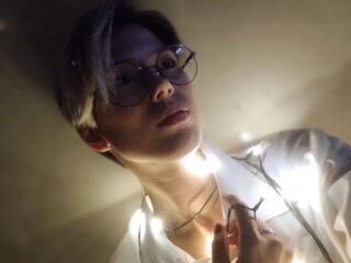 camwhore fingering shaved pussy AureliaRavens