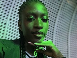 cam girl playing with sextoy CamillaKitty