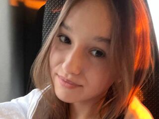 camwhore masturbating with dildo DelorseDoderer