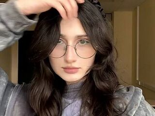 naughty cam girl fingering shaved pussy DianneBrowie