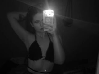 camgirl playing with vibrator DoloresHuesing