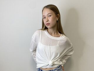 camgirl playing with vibrator DortheyVath