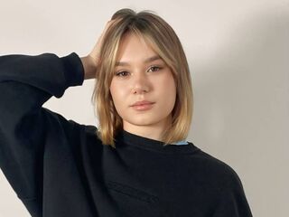 camgirl fingering bald pussy JoyeLatin