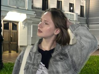 camgirl playing with sex toy KrissyJn