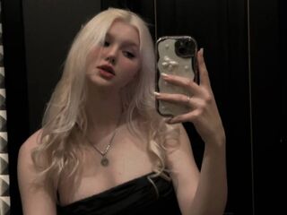 girl fingering bald pussy LashayBernon