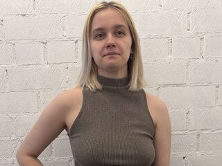 hot cam girl fingering shaved pussy LatrishaSoprych