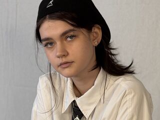 hot camwhore LeannMolineaux