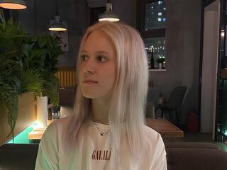 naughty camgirl masturbating with vibrator MelissaOushens