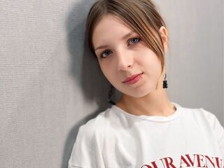 camgirl masturbating with sex toy SariCroson