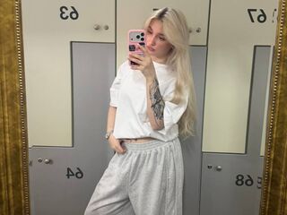 camgirl fingering bald pussy ScarlettAndreula